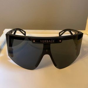 Versace men’s sunglasses excellent condition, dark grey lens with extra lens